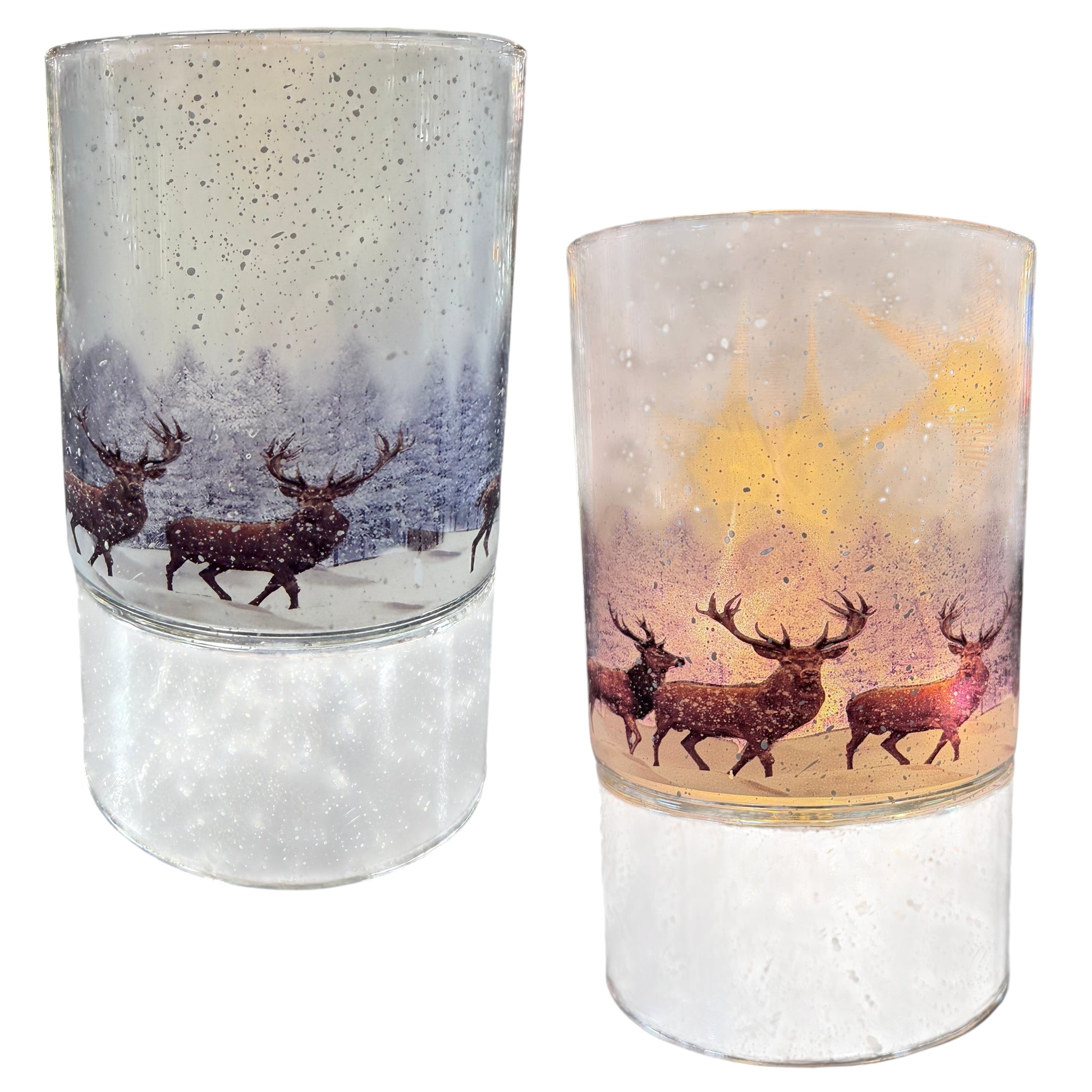 Zwei zylindrische Glaslichter mit winterlichem Hirschmotiv sind vor weißem Hintergrund dargestellt.