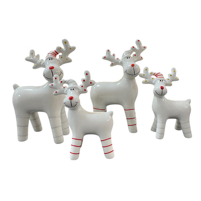 Vier Porzellan-Rentierfiguren in Weiß mit roten Nasen, gestreiften Beinen und goldenen oder roten Punkten, zwei Größen 13 cm und 18 cm.