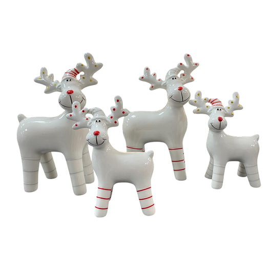 Vier Porzellan-Rentierfiguren in Weiß mit roten Nasen, gestreiften Beinen und goldenen oder roten Punkten, zwei Größen 13 cm und 18 cm.