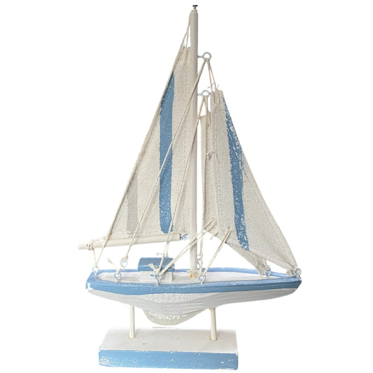 Blau-weißes Deko Segelboot aus Holz mit Stoffsegeln