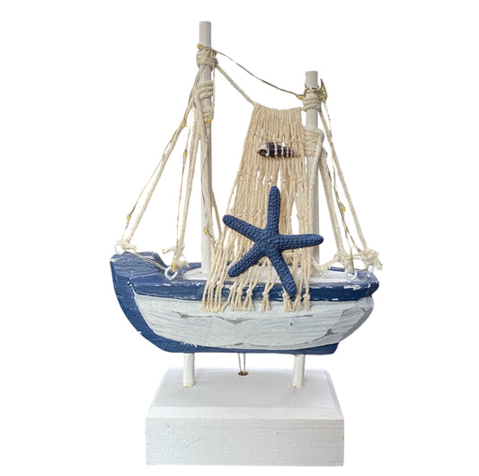 Maritimes Deko Segelboot aus Holz mit LED-Beleuchtung, Netz, Seestern und Fisch in Weiß, Dunkelblau und Creme 