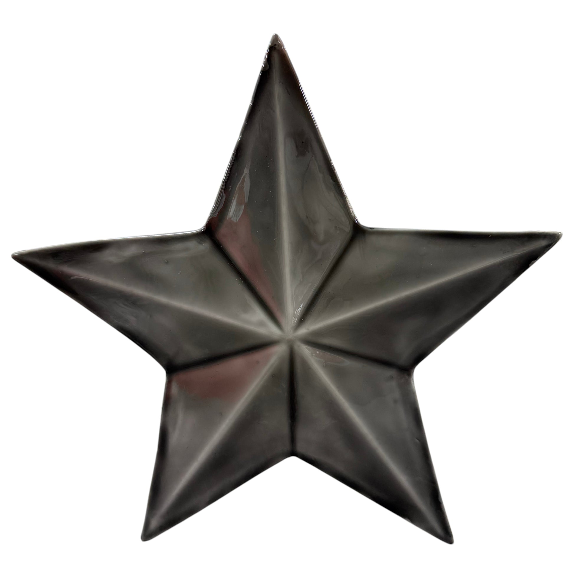 Ein grauer, fünfzackiger Dekostern aus Metall mit facettierter Oberfläche präsentiert sich in einem schlichten und modernen Design.