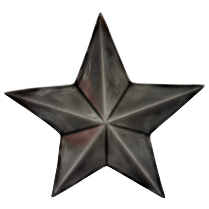 Ein grauer, fünfzackiger Dekostern aus Metall mit facettierter Oberfläche präsentiert sich in einem schlichten und modernen Design.