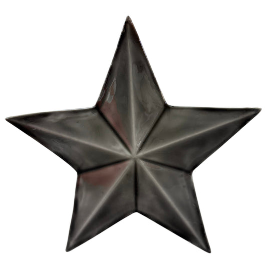 Ein grauer, fünfzackiger Dekostern aus Metall mit facettierter Oberfläche präsentiert sich in einem schlichten und modernen Design.