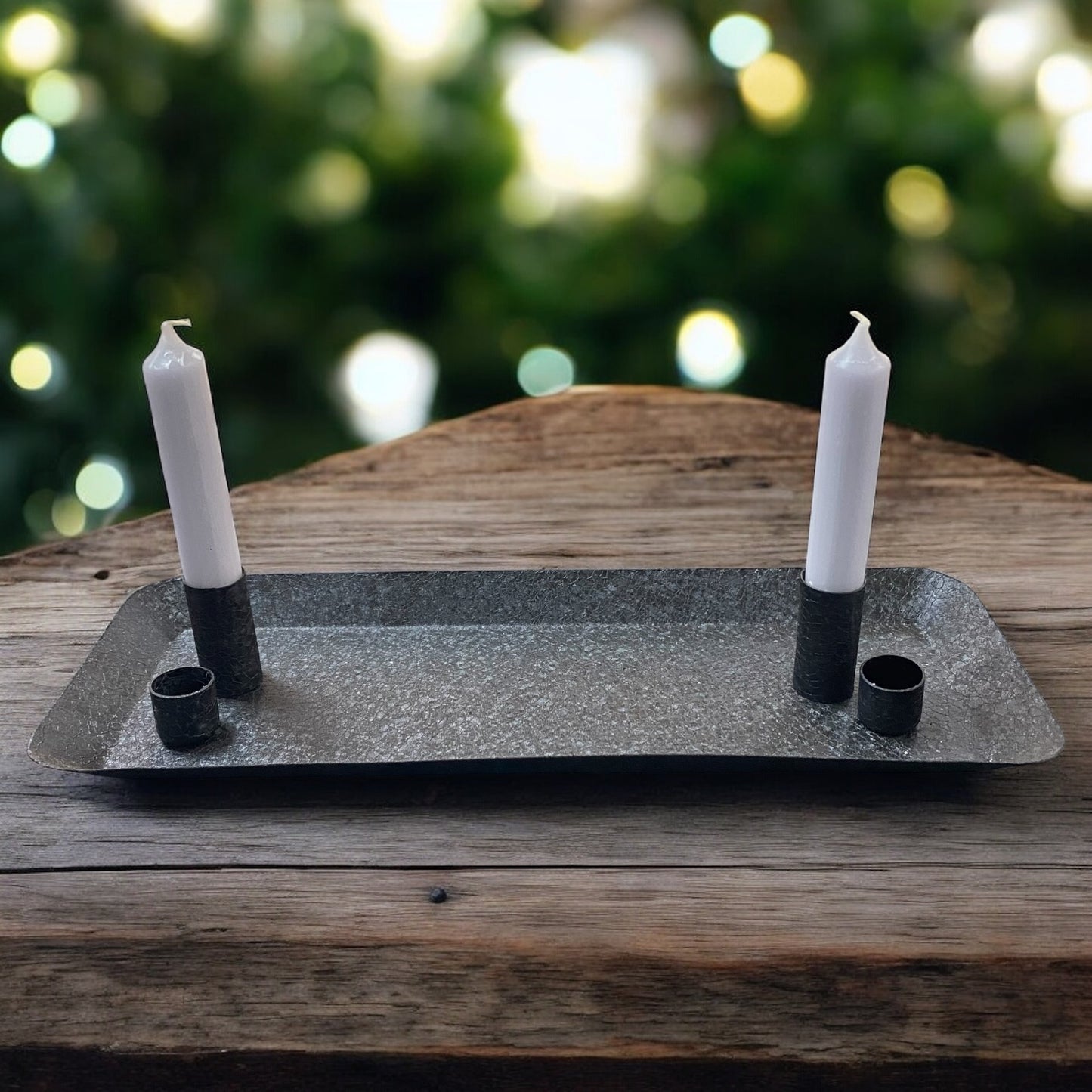 Deko-Tablett aus schwarzem Metall für vier Kerzen, rechteckige Schale im rustikalen Ambiente mit Holztisch.
