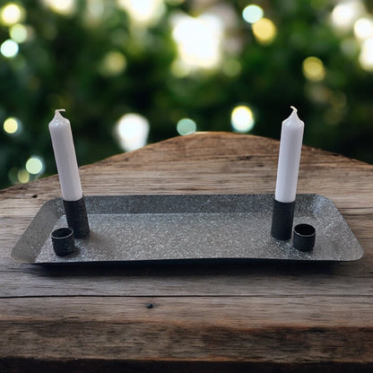 Deko-Tablett aus schwarzem Metall für vier Kerzen, rechteckige Schale im rustikalen Ambiente mit Holztisch.