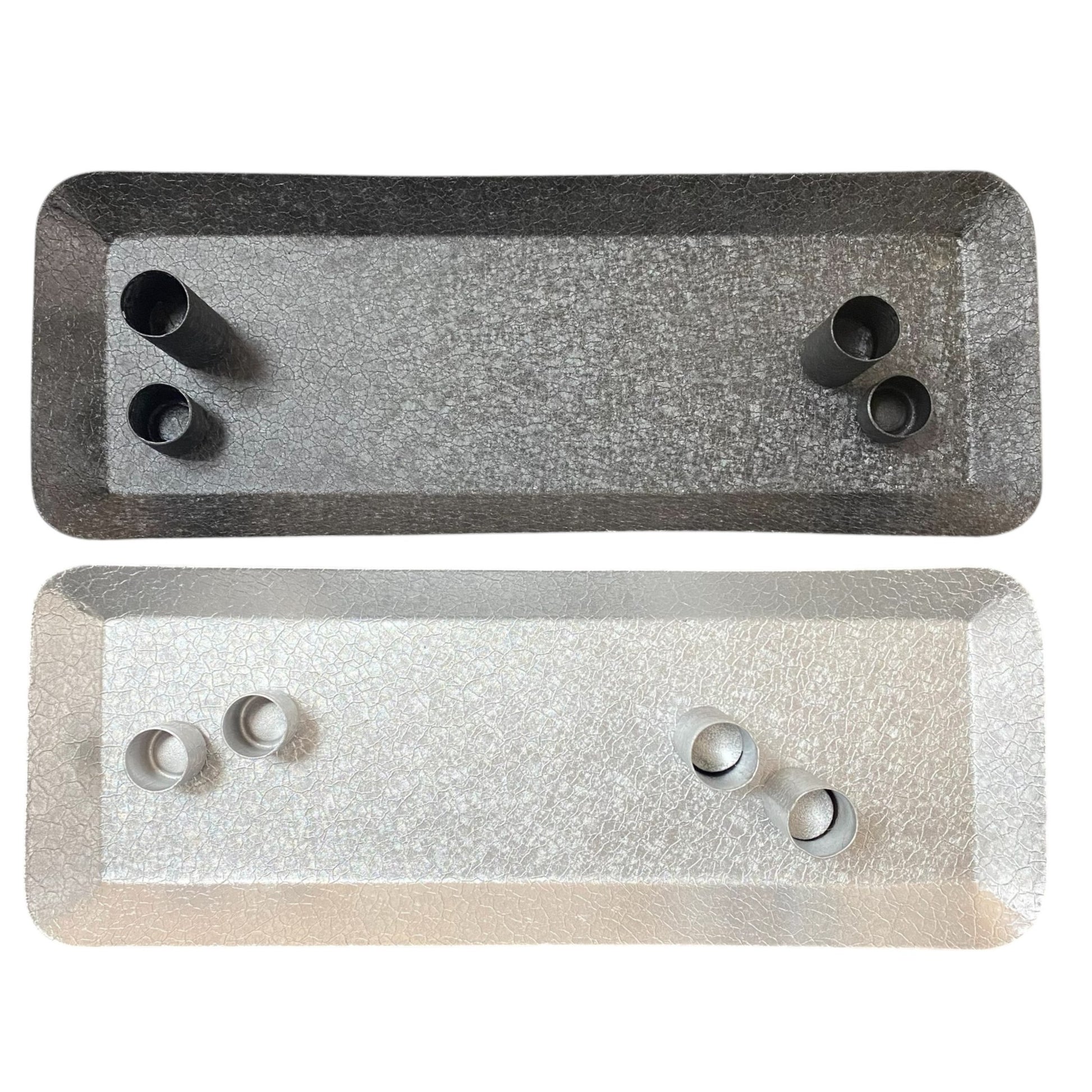 Zwei schmale Deko-Tabletts aus Metall in Schwarz und Weiß mit vier Kerzenhaltern, moderne Adventsschalen im rechteckigen Design.