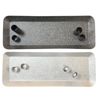 Zwei schmale Deko-Tabletts aus Metall in Schwarz und Weiß mit vier Kerzenhaltern, moderne Adventsschalen im rechteckigen Design.