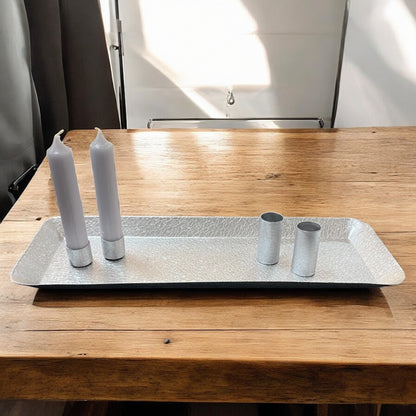 Schmales Deko-Tablett aus Metall in Silber für vier Kerzen, stilvoll arrangiert auf Holztisch im modernen Wohnambiente.