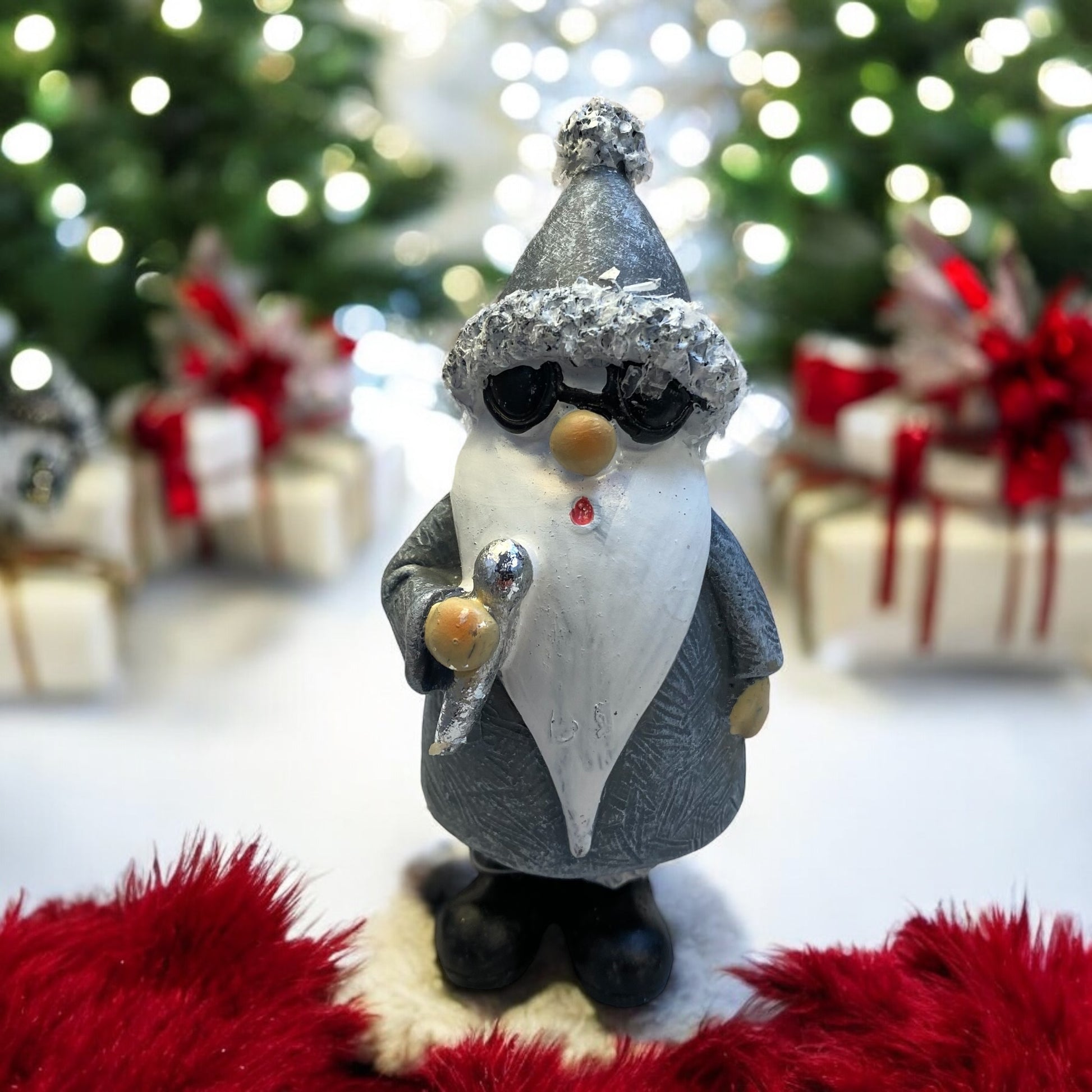 Nikolaus mit Sonnenbrille und Mikrofon im Ambiente platziert