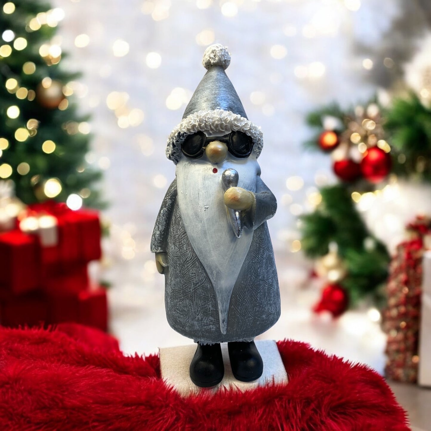 Nikolaus mit Sonnenbrille und Mikrofon im Ambiente platziert 