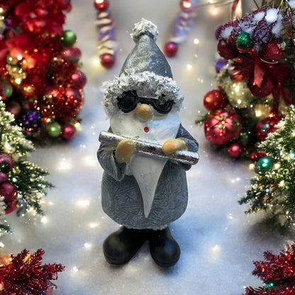 Nikolaus mit Sonnenbrille und Querflöte im Ambiente platziert 