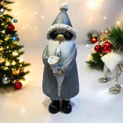 Nikolaus mit Sonnenbrille und Saxophon im Ambiente platziert 