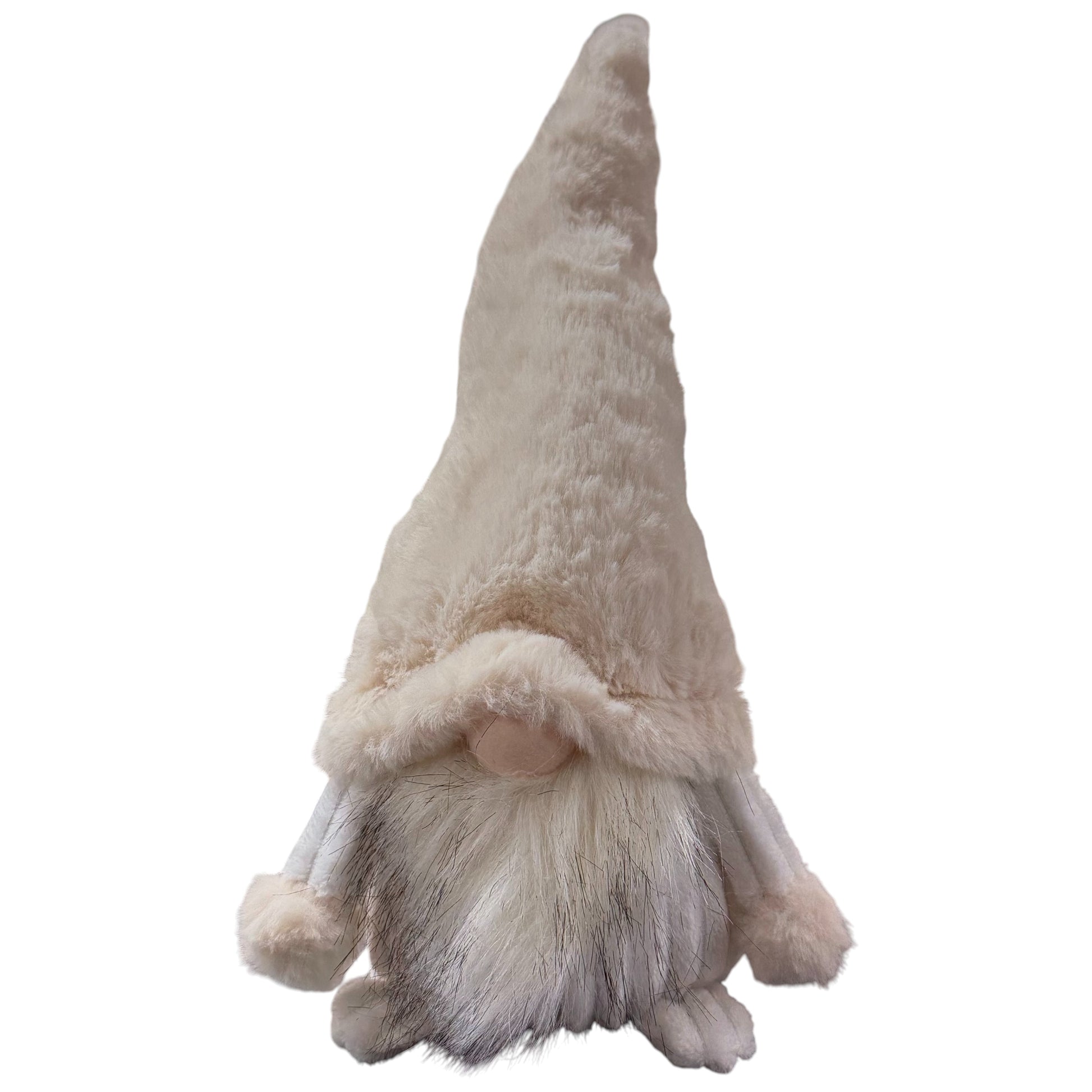 Stofffigur in Form eines Wichtels mit langem spitzem Hut, rundem Nasenbereich und langem Bart ist freigestellt vor weißem Hintergrund dargestellt.