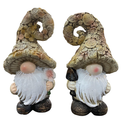 Zwei naturfarbene Wichtel-Figuren mit geschwungener Mütze, einer mit Blume und einer mit Schaufel in der Hand.