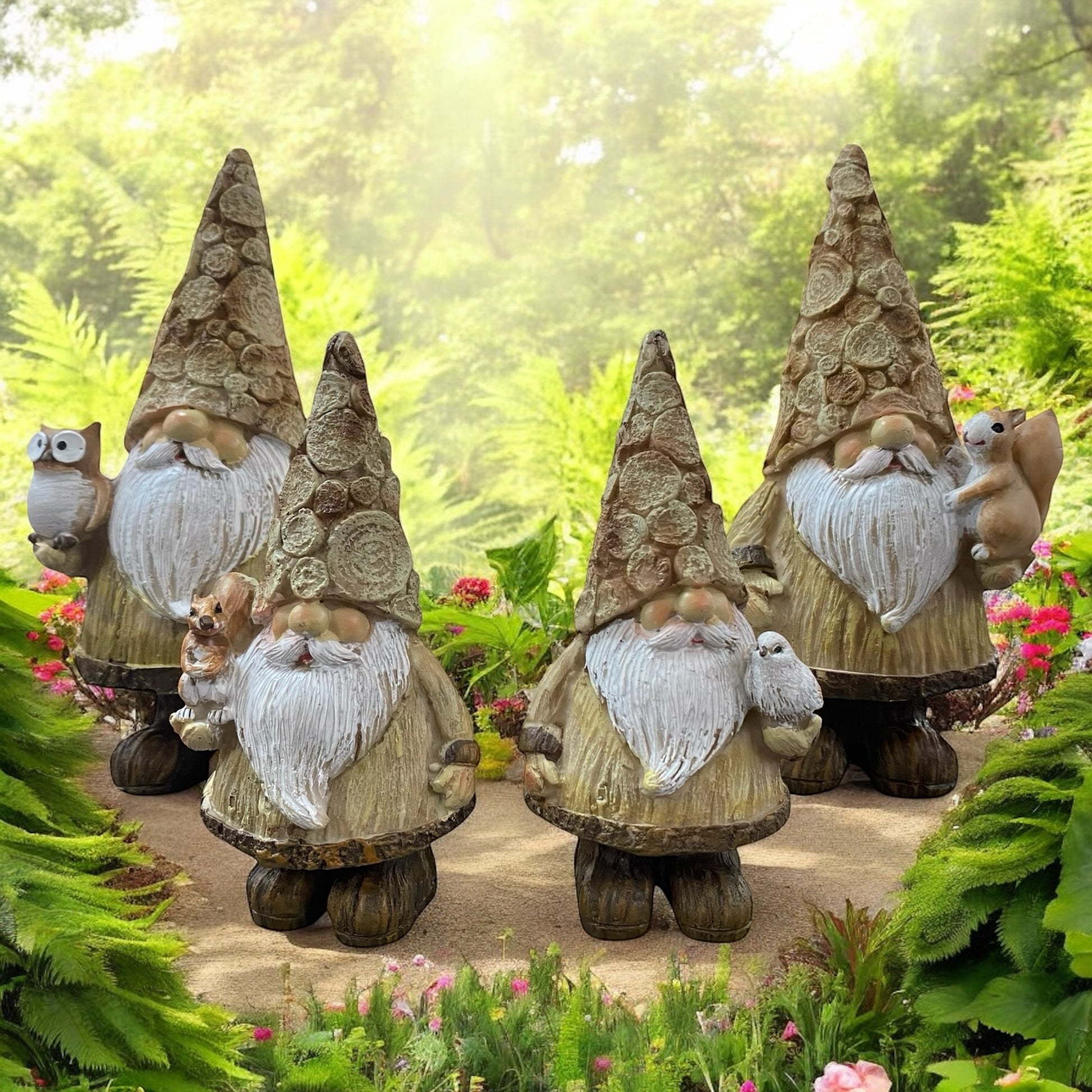 Goldene Wichtel-Figuren mit Bart und Tiermotiven als stimmungsvolle Garten- oder Weihnachtsdekoration im Grünen.