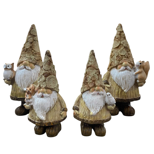 Vier goldene Wichtel- oder Weihnachtsmann-Figuren mit langem Bart, Holzoptik-Mütze und kleinen Tieren auf dem Arm.