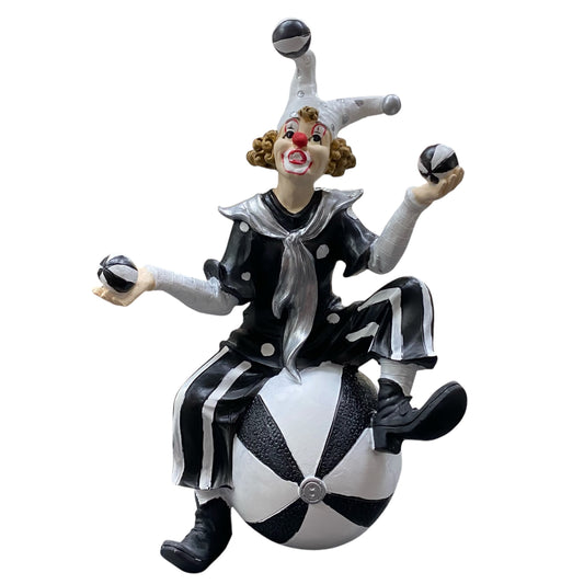 Detailreiche Karnevals- & Fasching Dekofigur Clown in Schwarz-Weiß auf einem Ball sitzend und jonglierend