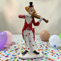 Detailreiche Karneval Dekofigur Clown, ein musizierender Clown mit Geige in Rot-Weiß im Ambiente.