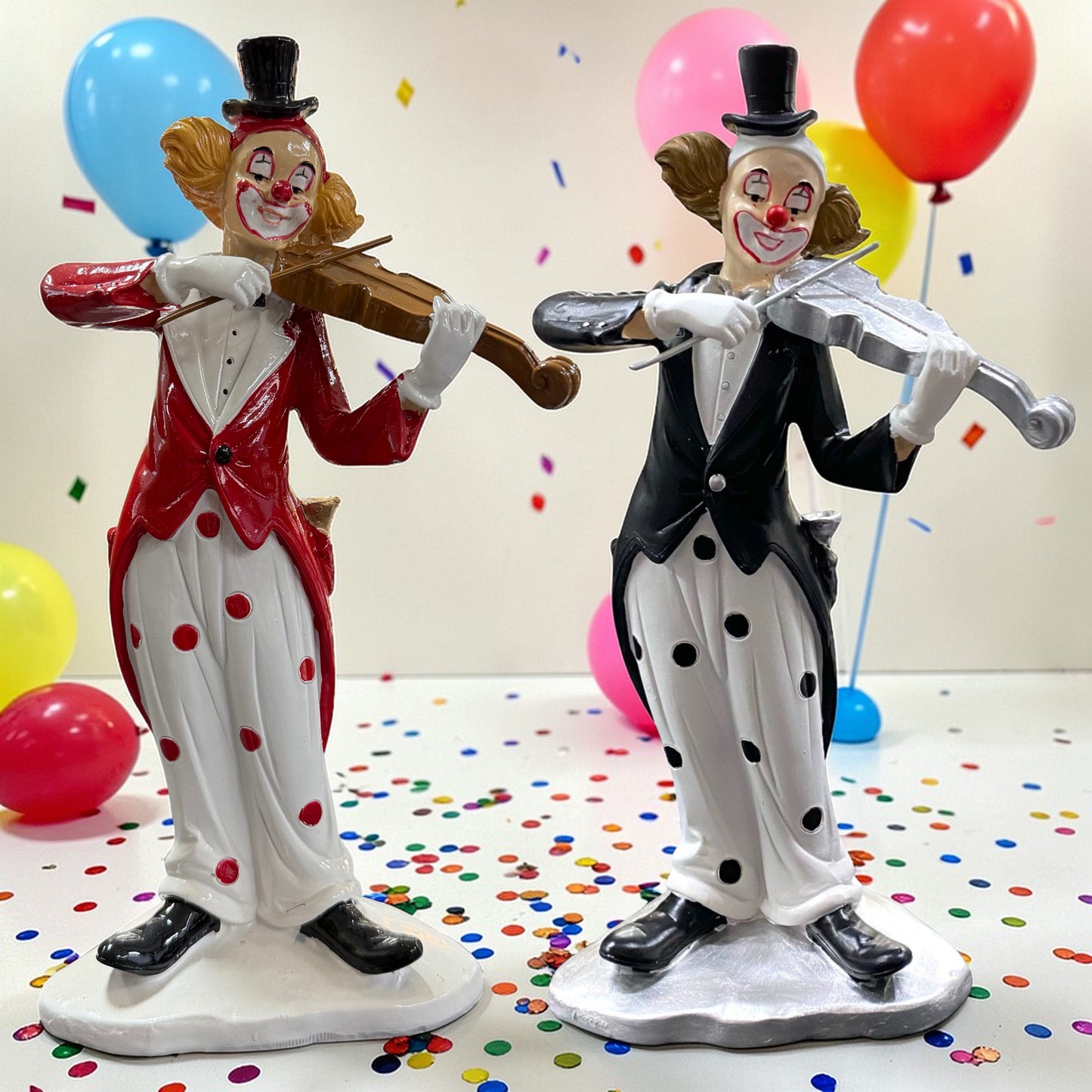 Detailreiche Karneval Dekofigur Clown, ein musizierender Clown mit Geige in Schwarz-Weiß und Rot-Weiß im Ambiente.