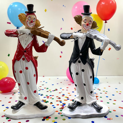 Detailreiche Karneval Dekofigur Clown, ein musizierender Clown mit Geige in Schwarz-Weiß und Rot-Weiß im Ambiente.