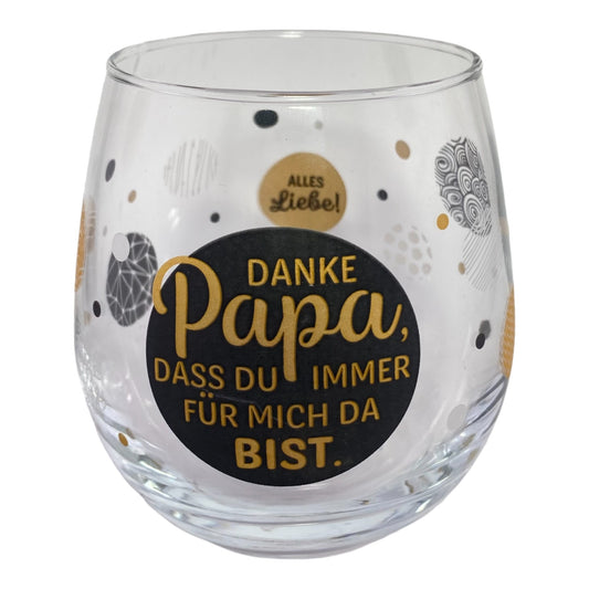 Glas mit Spruch "Danke Papa, dass du immer für mich da bist. Alles Liebe." vor weißem Hintergrund
