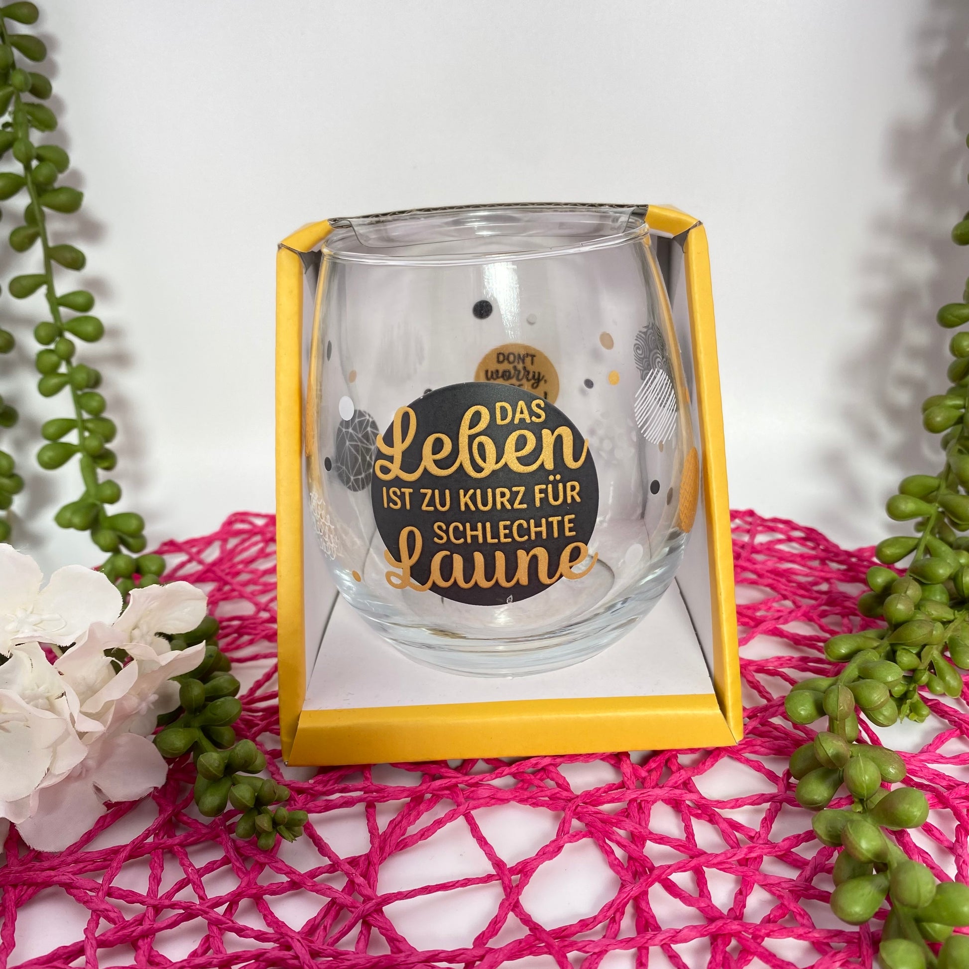 Glas mit Spruch "Das Leben ist zu kurz für schlechte Laune. Dont Worry Be Happy" in Verpackung