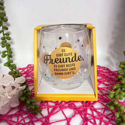 Glas mit Spruch "Es gibt gute Freunde, es gibt beste Freunde und dann gibt's dich!" in Verpackung