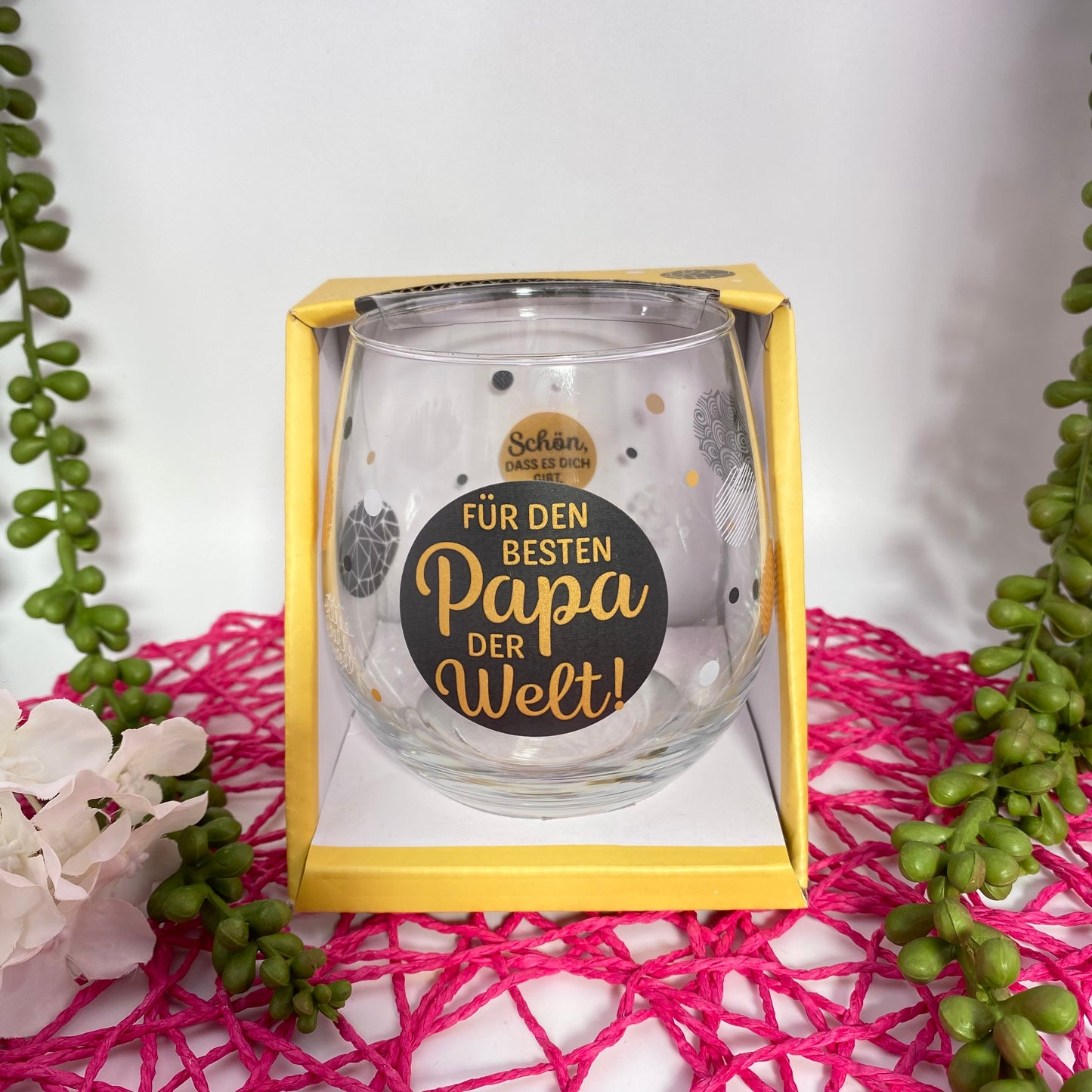 Glas mit Schriftzug "Für den besten Papa der Welt. Schön, dass es dich gibt." in Verpackung