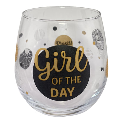 Glas mit Schriftzug "Girl of the Day. Prost" vor weißem Hintergrund