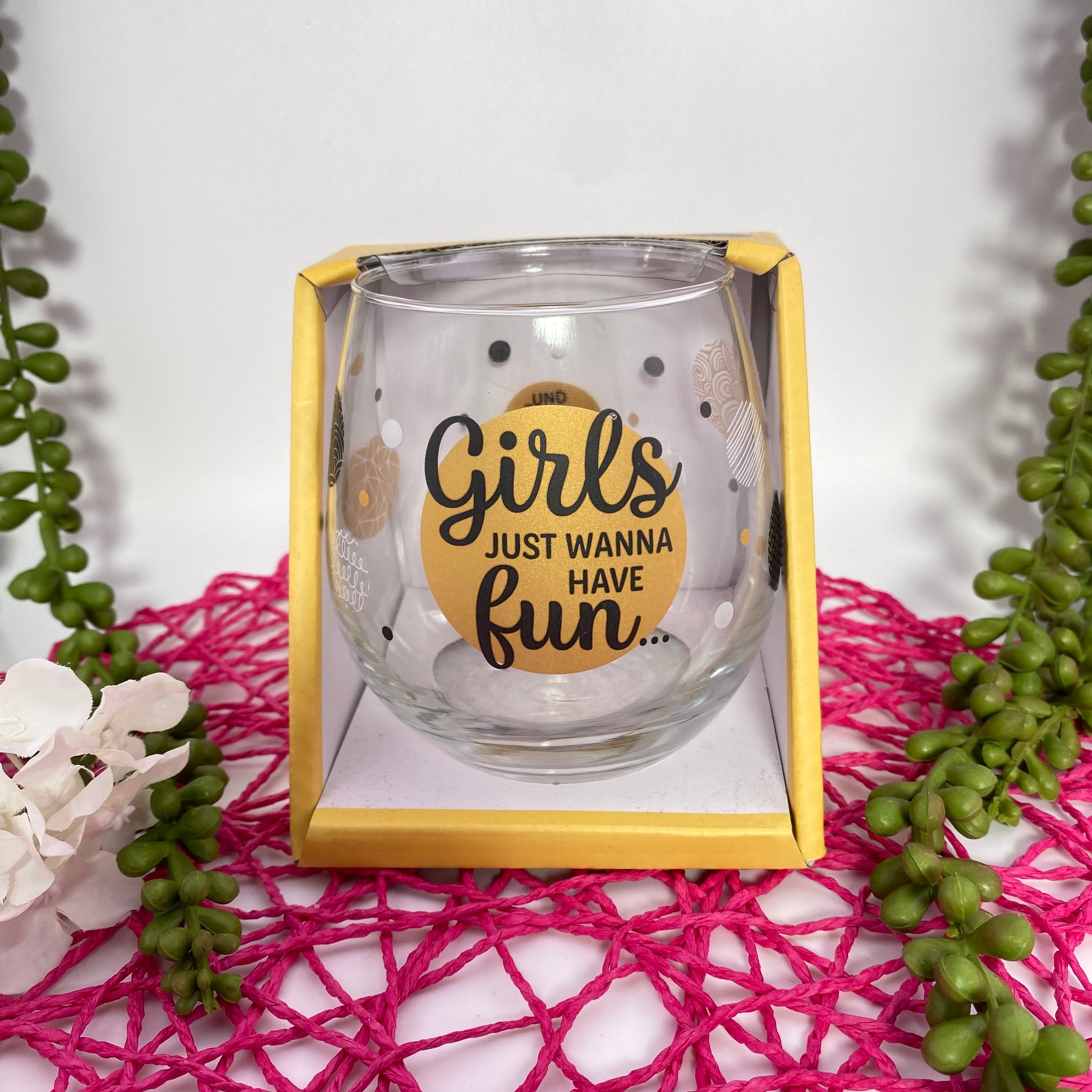 Glas mit Schriftzug "Girls just wanna have fun... und etwas Gin" in Verpackung