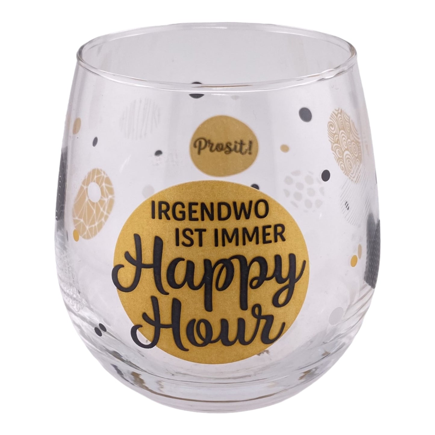 Glas mit Schriftzug "Irgendwo ist immer Happy Hour. Prost!" vor weißem Hintergrund