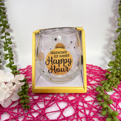 Glas mit Schriftzug "Irgendwo ist immer Happy Hour. Prost!" in Verpackung