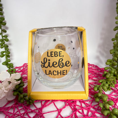 Glas mit Schriftzug "Lebe, Liebe, Lache! Zum Wohl!" in Verpackung