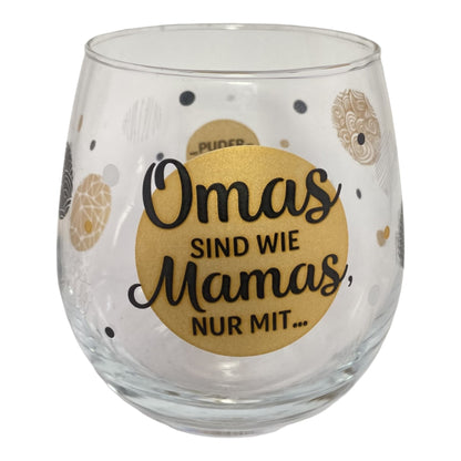 Deko Glas mit Schriftzug "Omas sind wie Mamas, nur mit Puderzucker" vor weißem Hintergrund