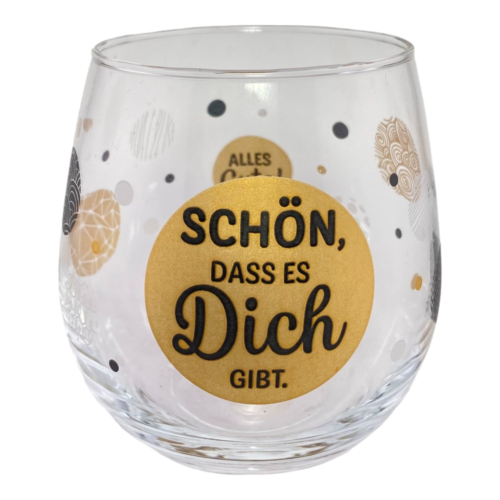 Glas mit Schriftzug "Schön, dass es dich gibt. Alles Gute" vor weißem Hintergrund