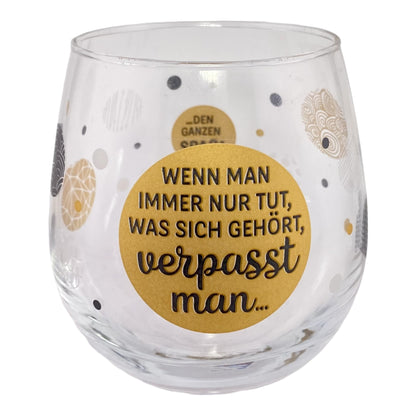 Glas mit Spruch "Wenn man immer nur tut, was sich gehört, verpasst man den ganzen Spaß!" vor weißem Hintergrund