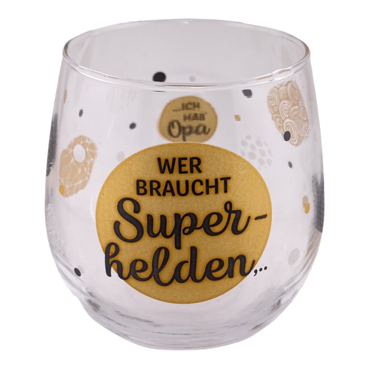 Glas mit Spruch "Wer braucht Superhelden, ich hab Opa" vor weißem Hintergrund