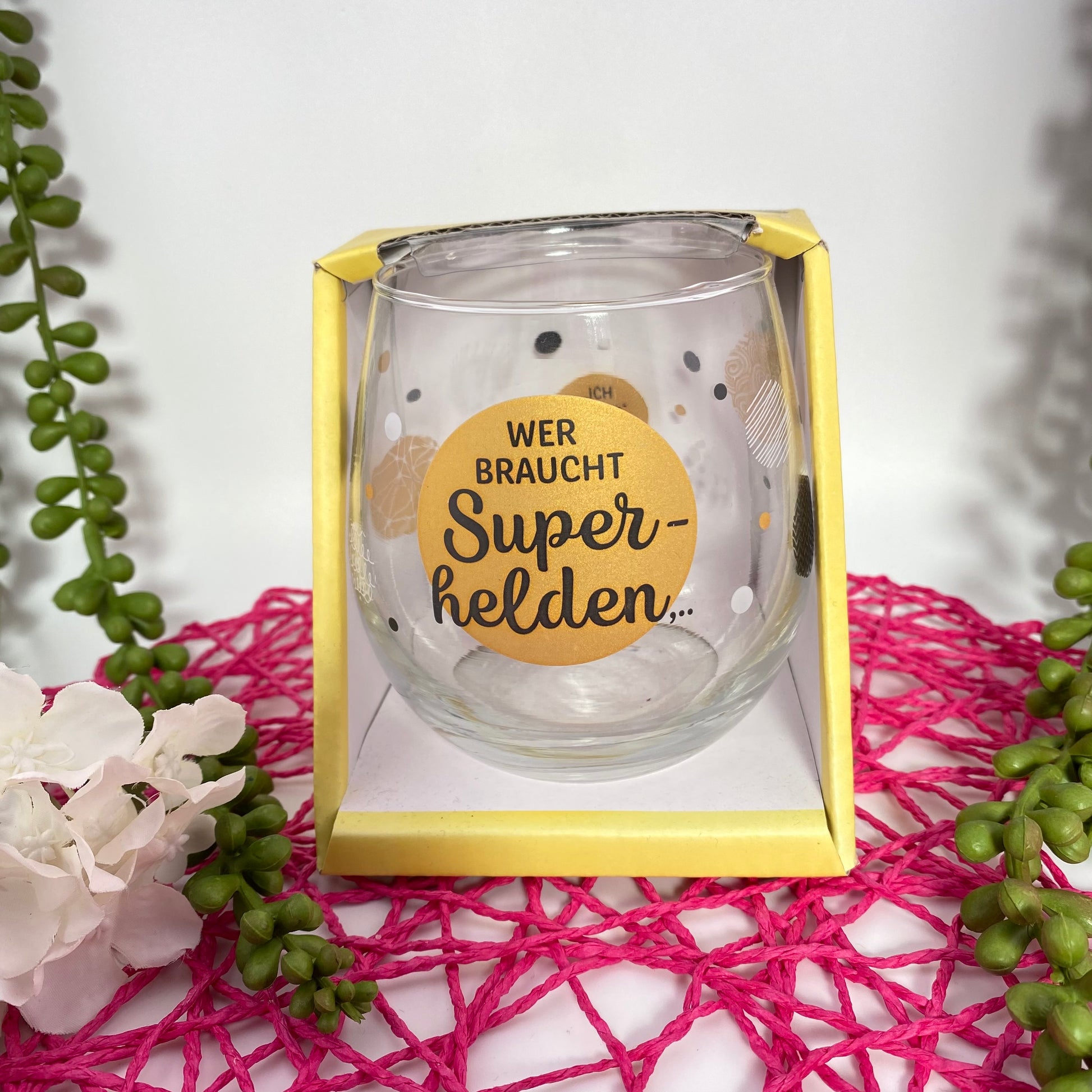 Glas mit Spruch "Wer braucht Superhelden, ich hab Opa" in Verpackung