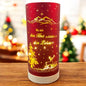 Großes rotes Deko-Licht mit goldenen Akzenten, beleuchtetem Hirschmotiv und dem Spruch „Wo sich dein Herz wohlfühlt, ist dein Zuhause“, vor weihnachtlich geschmücktem Raum.