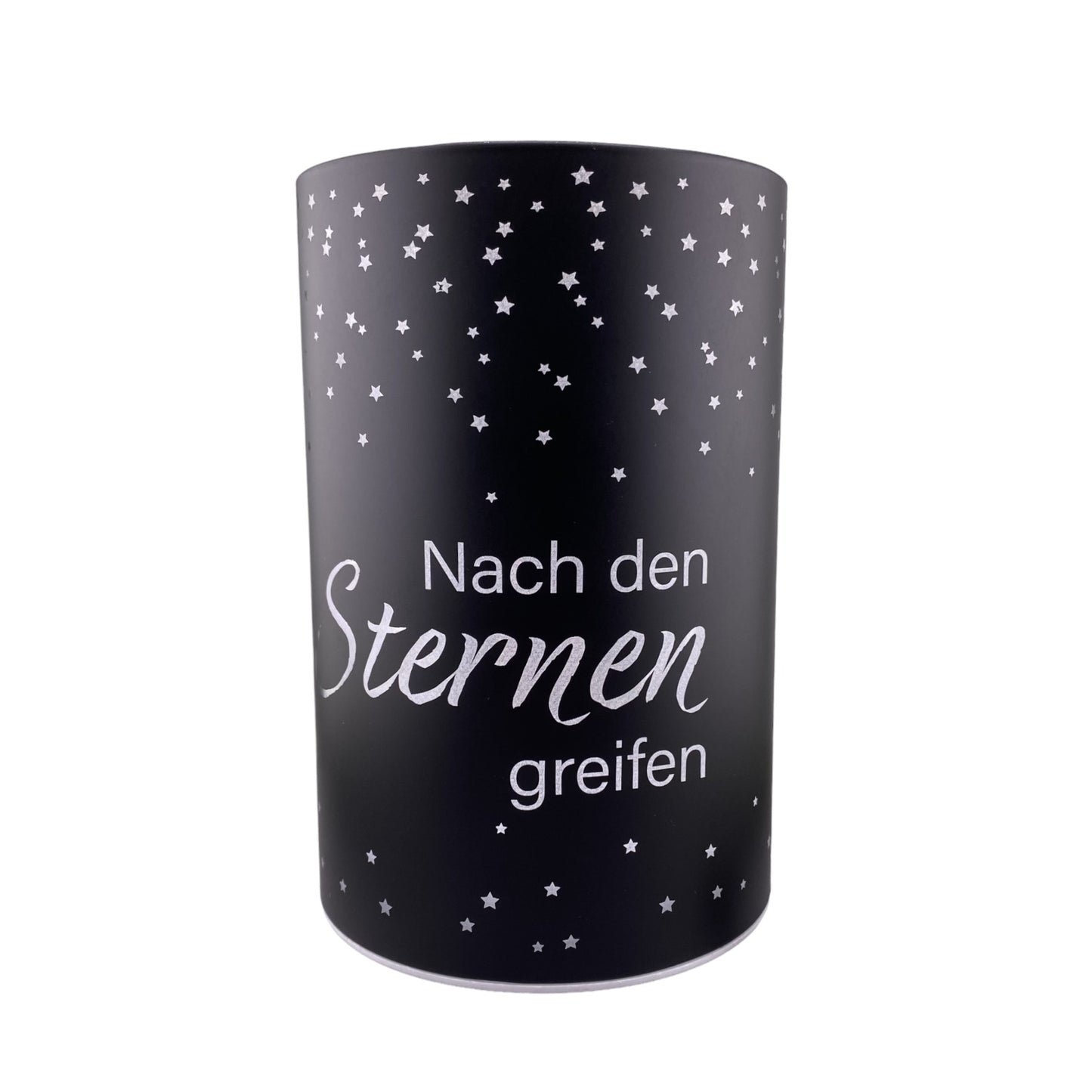 Eine beleuchtete schwarze LED Säule, auf der weiße kleine Sterne sowie der Spruch "Nach den Sternen greifen" zu sehen sind. Das Dekolicht ist vor weißem Hintergrund platziert und 15cm groß.