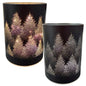Zwei zylindrische schwarze Dekolichter mit perforiertem Tannenbaum-Motiv und hellem Innenlicht sind vor weißem Hintergrund dargestellt.