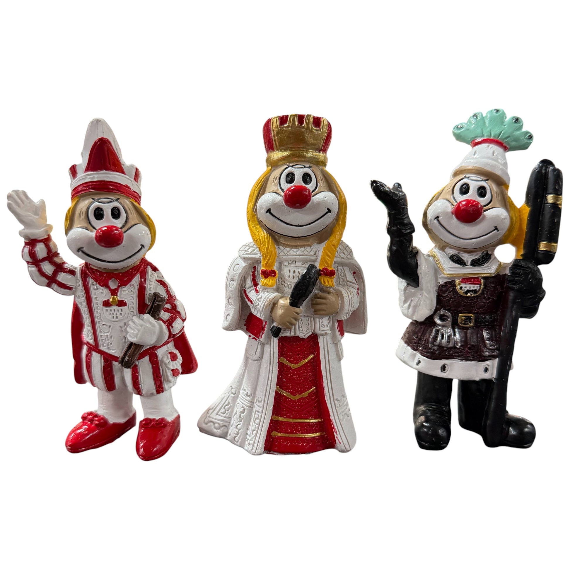 Drei unterschiedlich gekleidete Clown-Figuren als Karneval Dreigestirn nebeneinander vor weißem Hintergrund