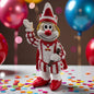 Clown-Figur in rot-weißem Kostüm mit erhobener Hand, stehend auf einer Tischfläche mit Konfetti, im Hintergrund farbige Luftballons.