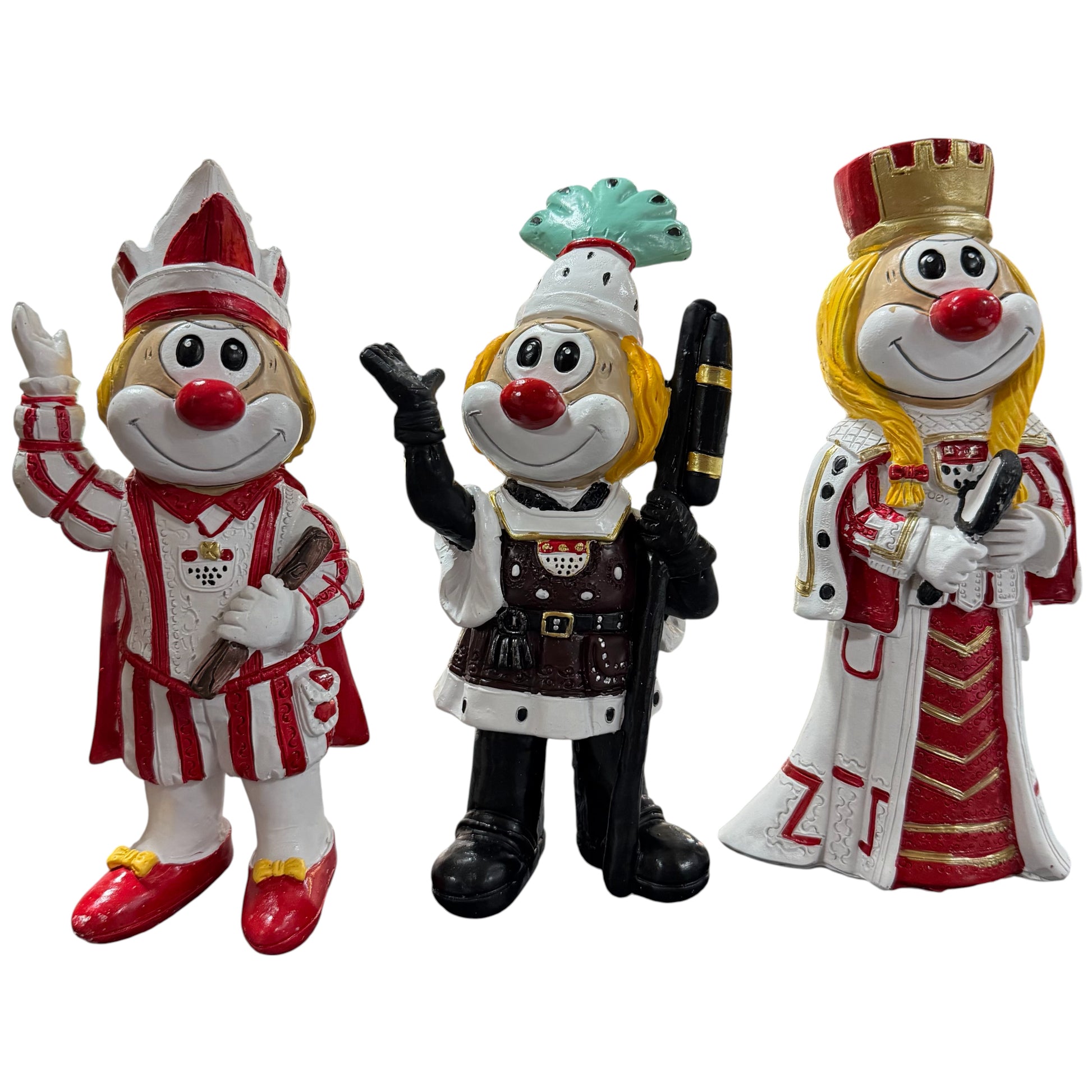 Drei Clown-Dekofiguren im Dreigestirn-Stil (Bauer, Jungfrau und Prinz), ca. 20 cm groß, jeweils in unterschiedlicher Uniform, nebeneinander stehend, vor weißem Hintergrund.