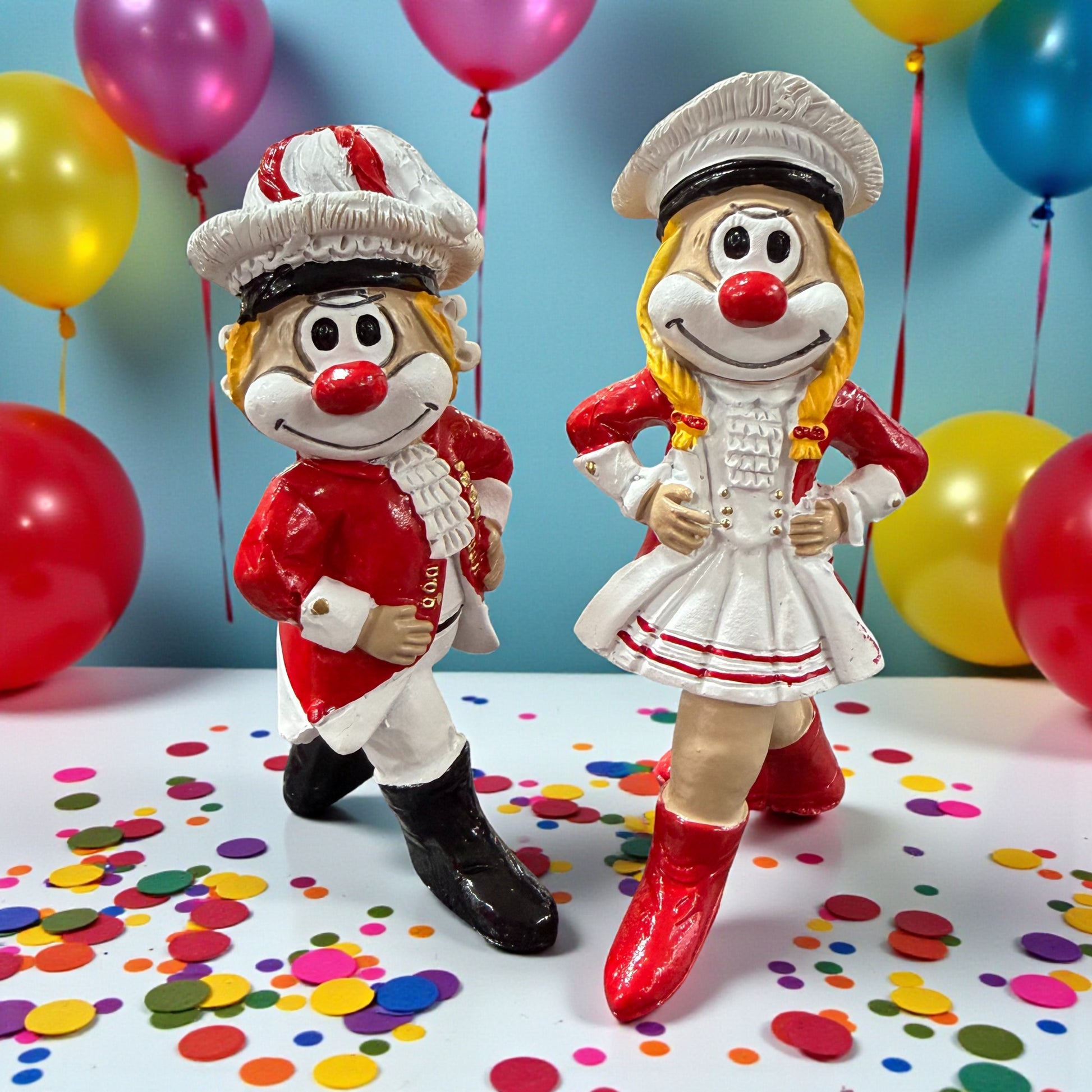 Tanzmajor und Tanzmariechen Clown-Figuren in Karnevalsdekoration mit Luftballons