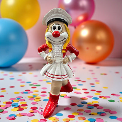 Karnevalsfigur Tanzmariechen-Clown in Rot-Weiß mit Ballons im Hintergrund