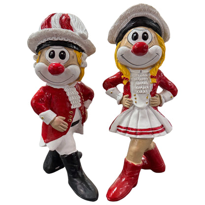 Zwei große Clown-Dekofiguren mit roter Nase im Tanzmajor- und Tanzmarie-Outfit, ca. 20 cm groß, stehend dargestellt, vor weißem Hintergrund.