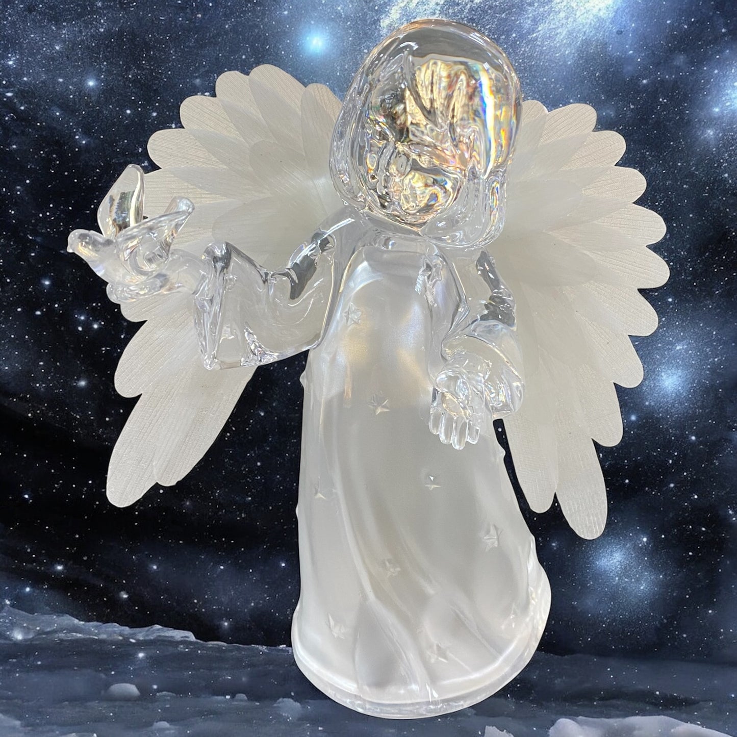 Eine transparente Acryl-Engelfigur mit Flügeln im Ambiente