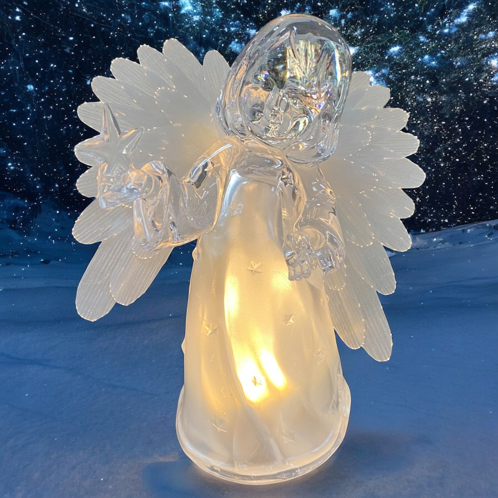 Eine LED beleuchtete transparente Acryl-Engelfigur mit Flügeln im Ambiente